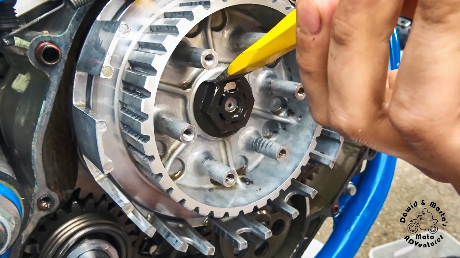 Unlocking the lock washer of the clutch basket in DR350
