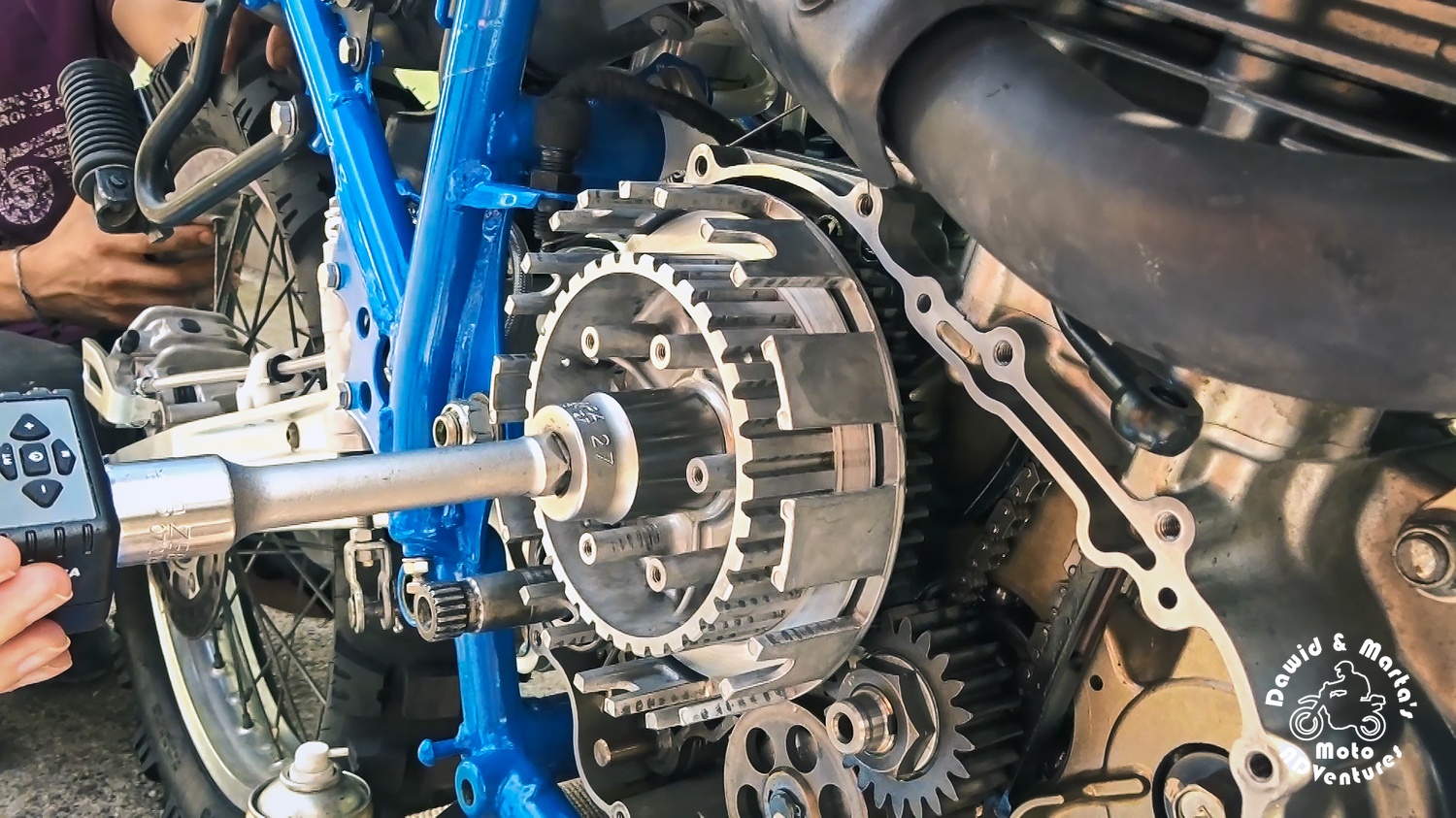 Tightening clutch basket and its inner hub nut, locking them on the shaft