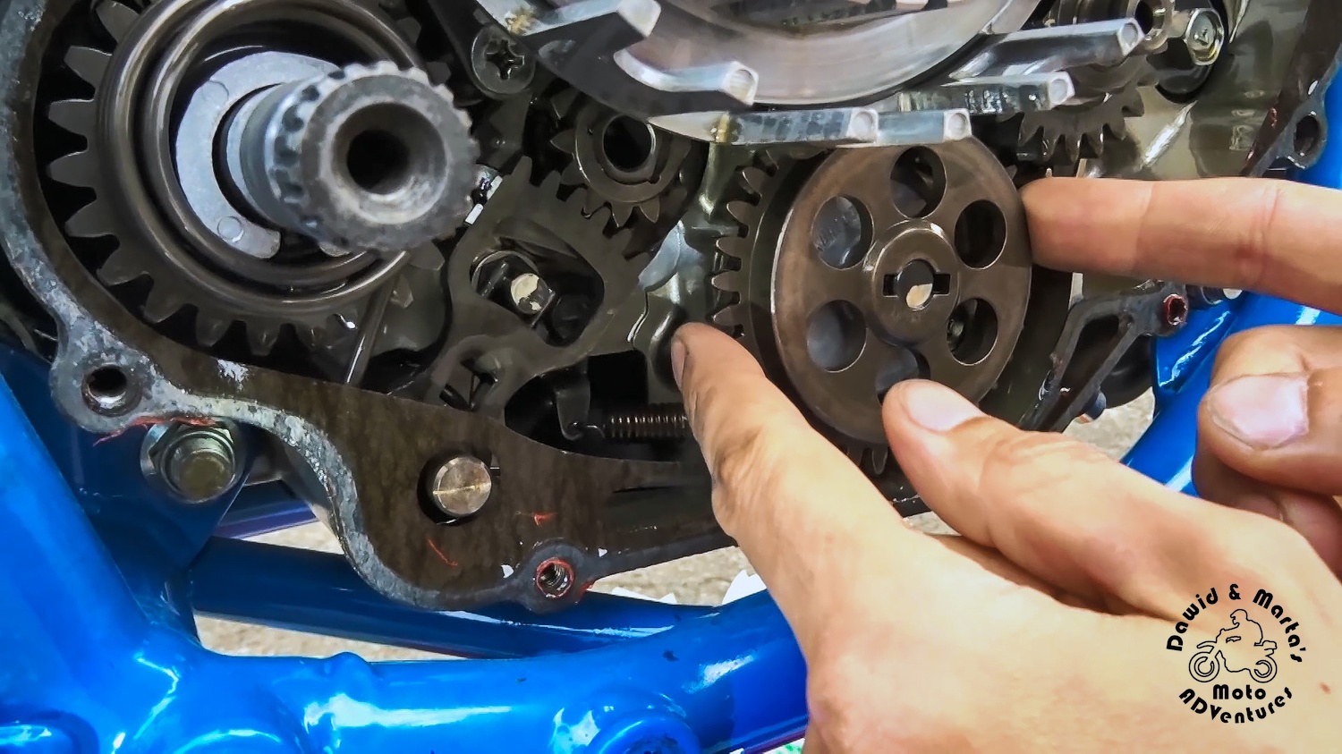 Removing the oil sump driven gear in DR350