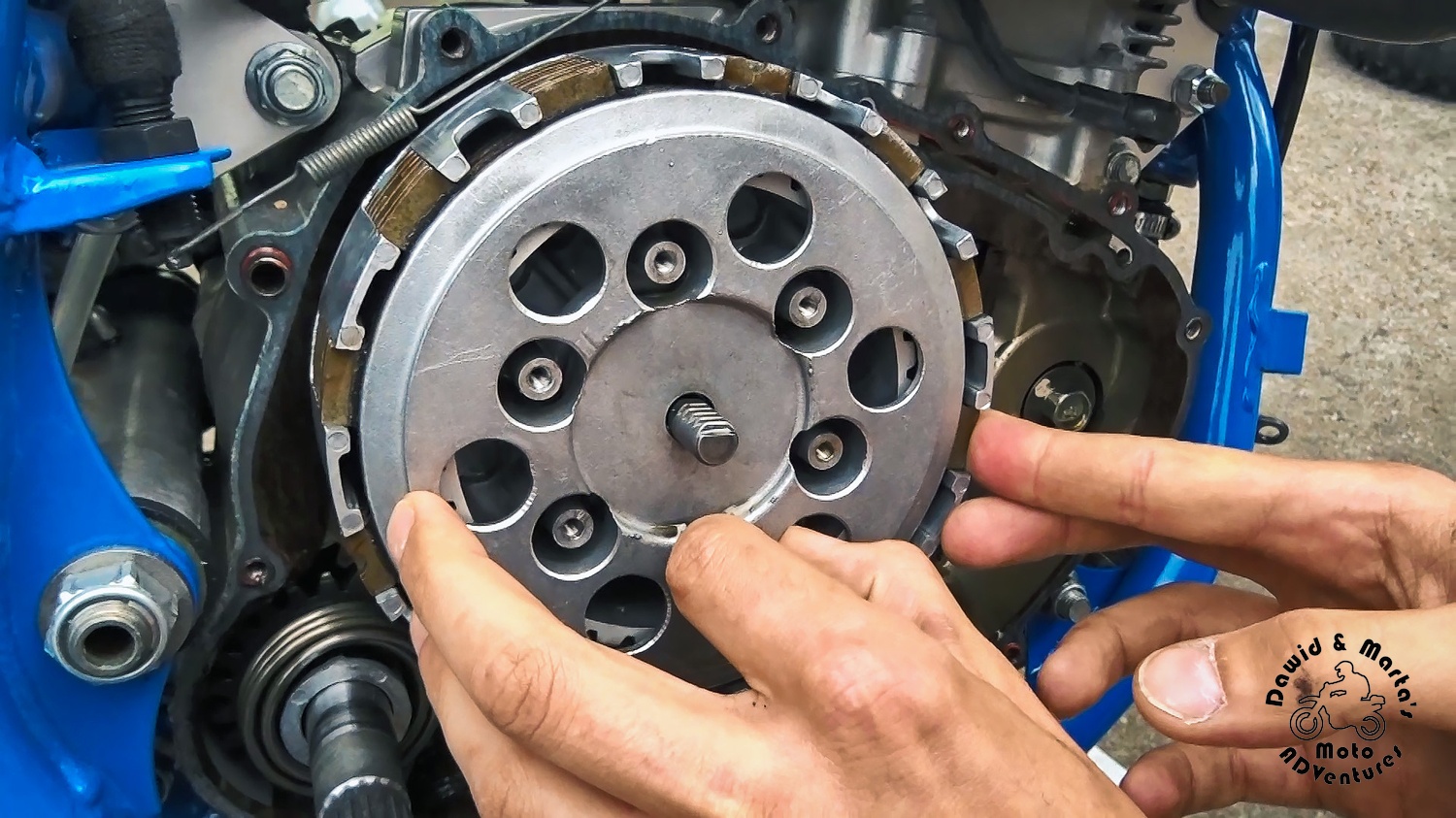 Removing the clutch basket pressure disc in DR350