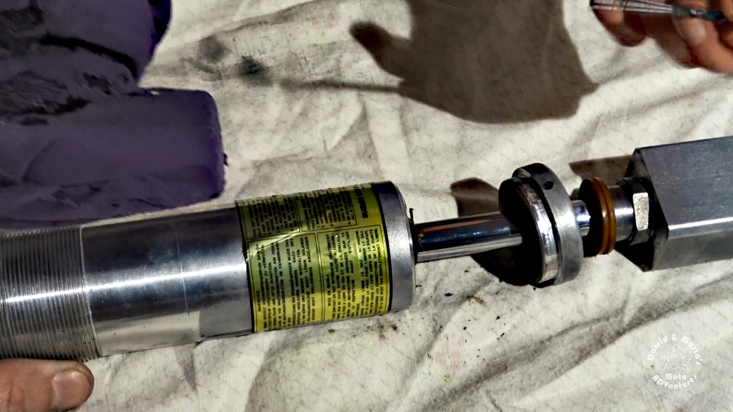 25 Removing tube cap from the rear shock cylinder body