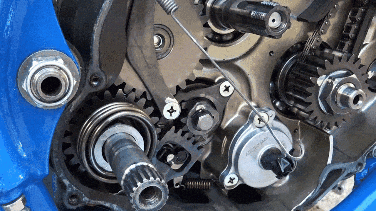 Gear switching mechanism in DR350