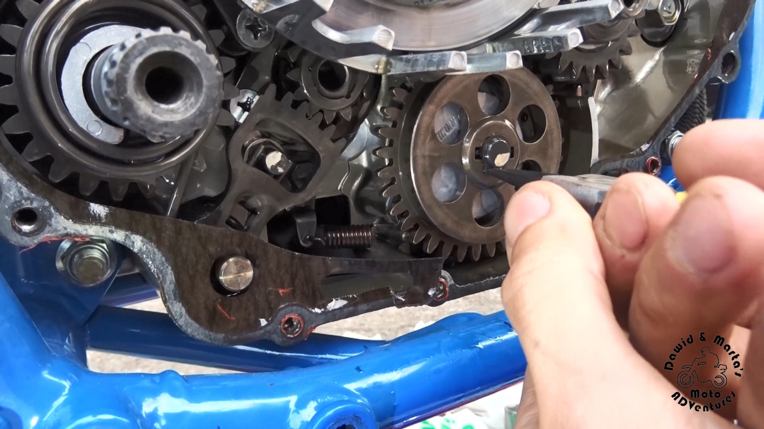 Removing the oil sump driven gear securing ring in DR350