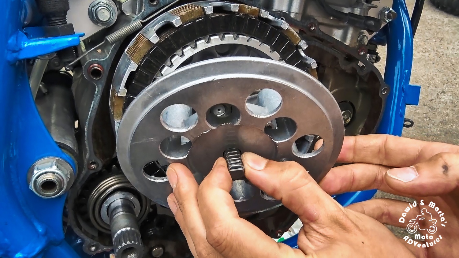 Removing the clutch basket pressure disc in DR350