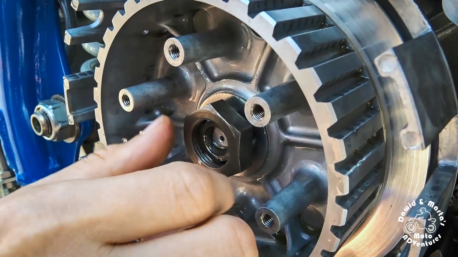 Clutch basket and its inner hub nut, locking them on the shaft