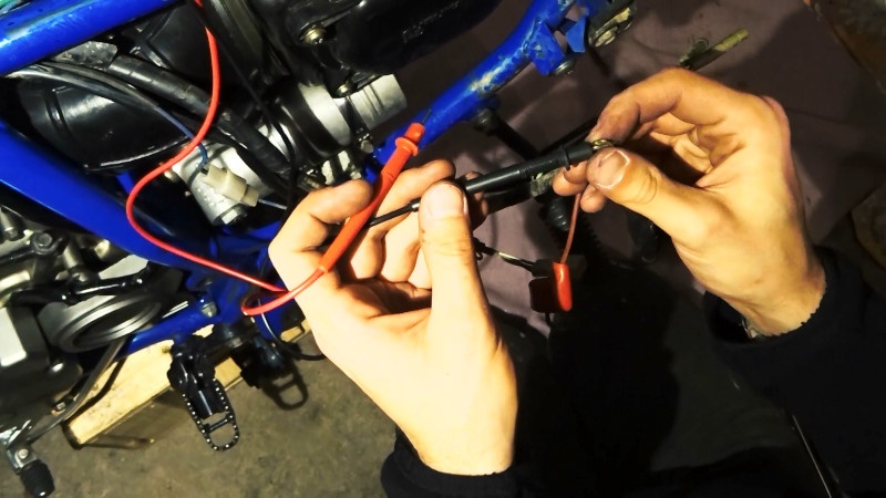 Pinning up the multimeter to the battery ground terminal