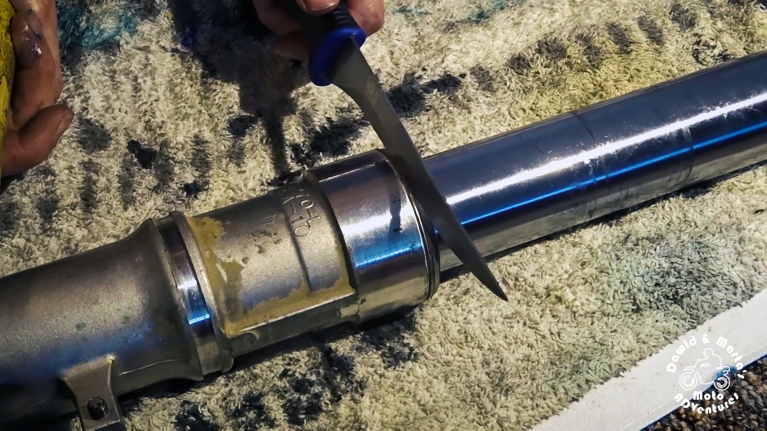Removing the front fork dust seal