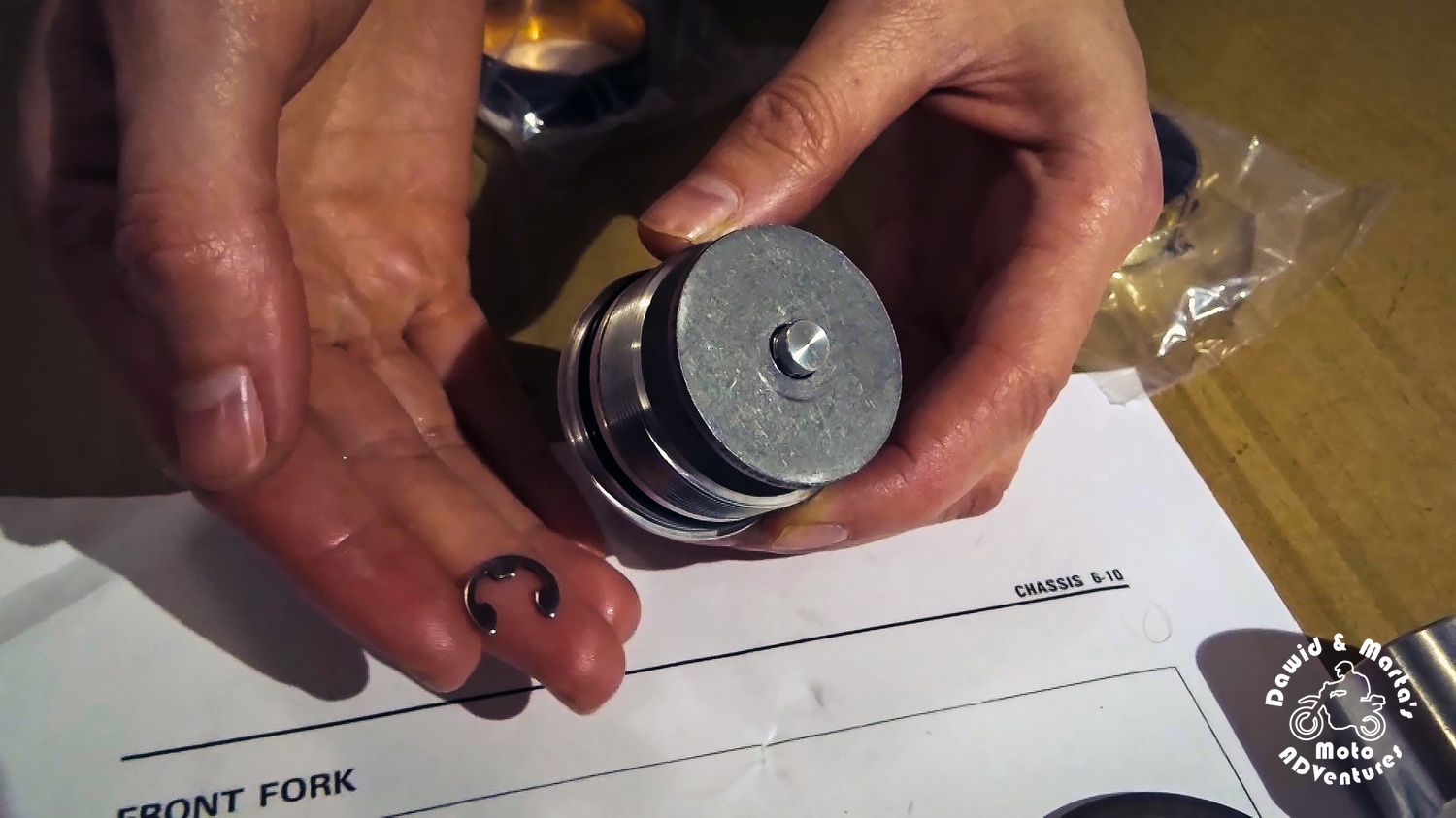 Securing washer of the fork cap with a e-clip