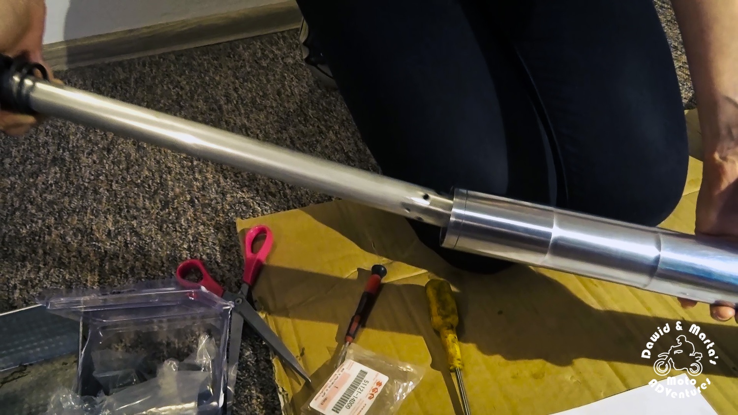 Inserting dumping rod into the fork tube